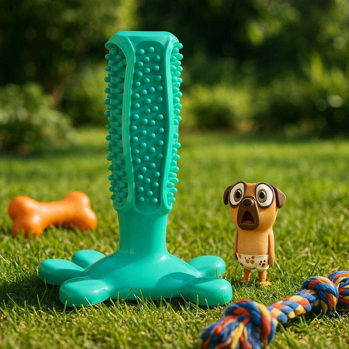 Hundetandbørste med sugebase - Interaktiv tyggebørste til tandrens og tandkødsmassage i flere farver: A different realistic outdoor garden setting where the product is securely positioned on a grassy lawn, naturally placed amongst dog toys.