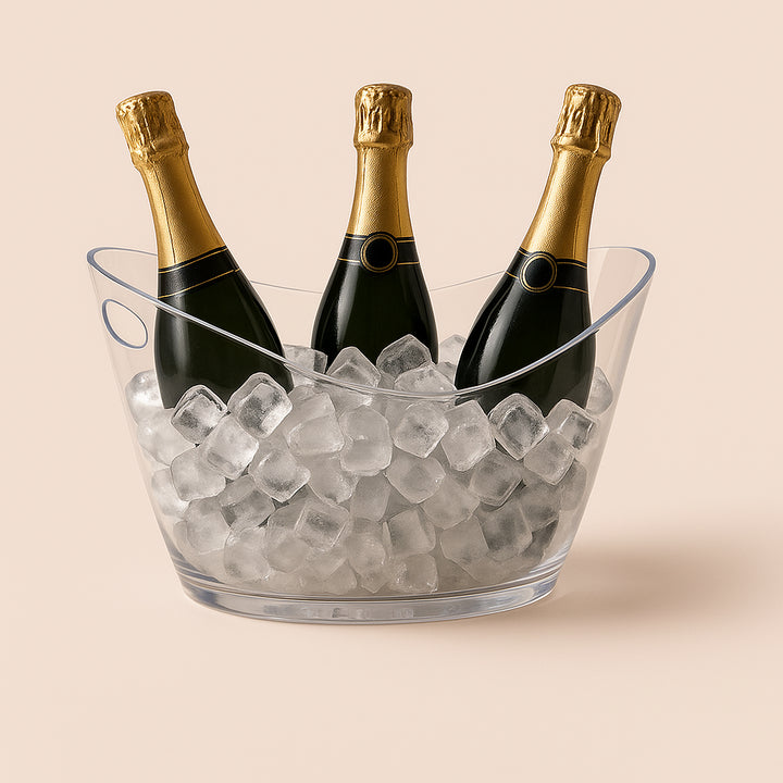 Enhanced Ispand i Gennemsigtigt Akryl med Håndtag - Stilren og Funktionel Design til Moderne Hjem. The stylish acrylic ice bucket is filled with ice and cooling champagne bottles on an elegantly set dining table during a sophisticated dinner party.