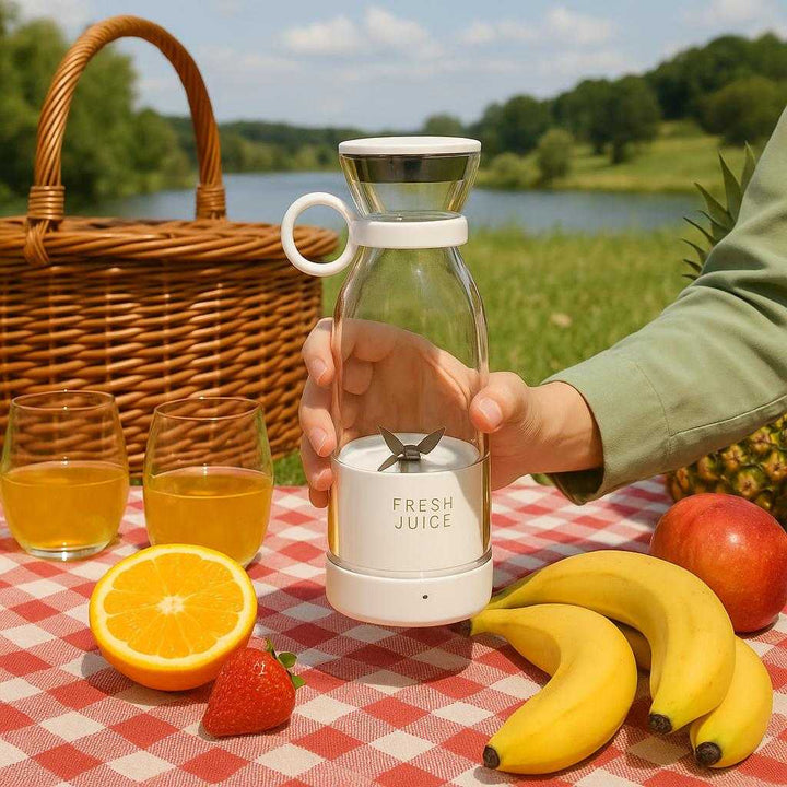 Juicer: Bærbar Elektrisk med Genopladeligt Batteri - Trådløs Mini Blender til Smoothies og Juice i 5 Farver: A different realistic outdoor picnic scene where the juicer is securely positioned on a picnic blanket, surrounded by vibrant fruits and a scenic backdrop.