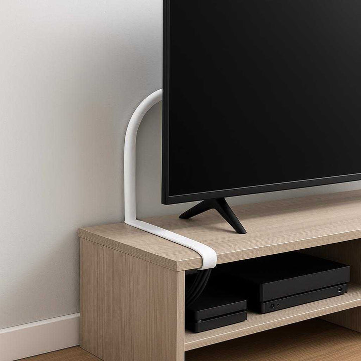 Kabelføring Kabelsok i Sort og Hvid - Professionel Organisering og Effektiv Kabelstyring: A different realistic home entertainment center where the cable sleeve is securely positioned along the back of a TV stand, bundling cables from various media devices.