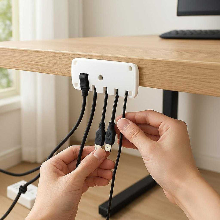 Kabelorganisering Professionel til Stikdåser og Skrivebord - Avanceret Høj Kvalitet i Hvidt Design: A realistic office setting where the cable organizer is securely grounded under a wooden desk.