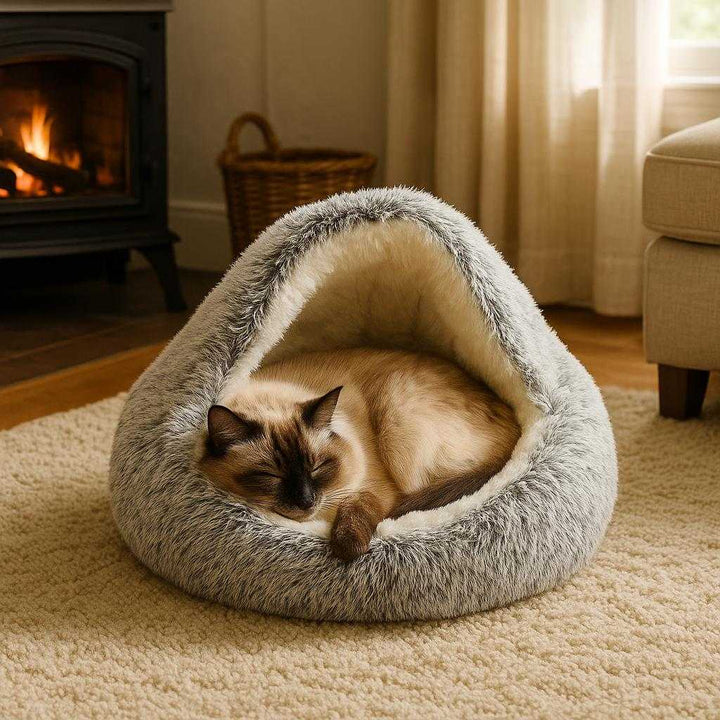Kattehule i Filt med Hyggelig Kuppelform - Komfort til Store og Små Katte i 40, 50, 60 cm: A realistic living room setting where the cat cave is properly grounded on a plush rug, being naturally placed next to a cozy fireplace.