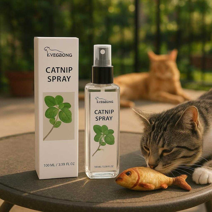 Kattemyntespray til katte - Naturlig beroligende duftspray i 100 ml flaske til leg og ro: A different realistic garden setting where the catnip spray is securely positioned on a patio table, being naturally placed next to a cat toy.