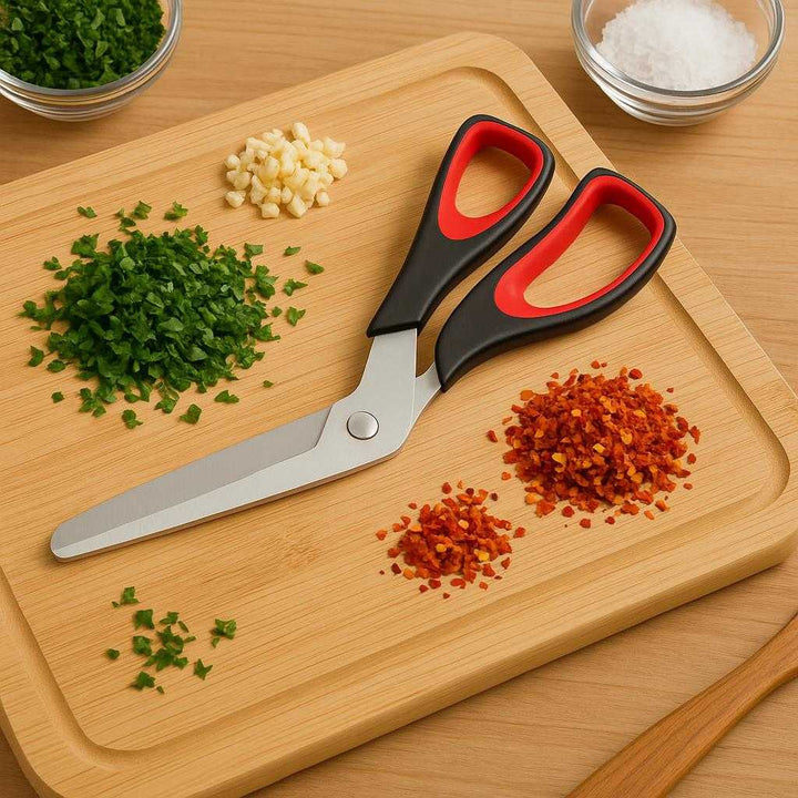 Køkkensaks med Ergonomisk Greb - Skarp, Præcis og Moderne Design i Metal og Plastik. The sleek scissors rest on a cutting board alongside finely chopped herbs and spices, showcasing a mix of culinary ingredients in a well-organized kitchen setting.