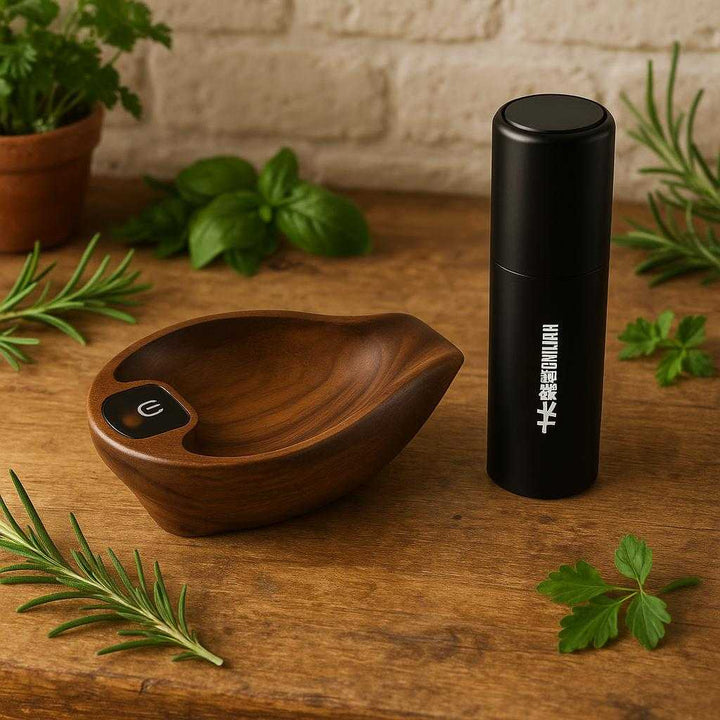 Køkkenvægt med digital display og indbygget krydderikværn - Præcise målinger og bekvem kværning. The stylish wooden kitchen scale and spice grinder is elegantly displayed on a cozy, rustic kitchen counter with fresh herbs, emphasizing its blend of traditional aesthetics with modern functionality.