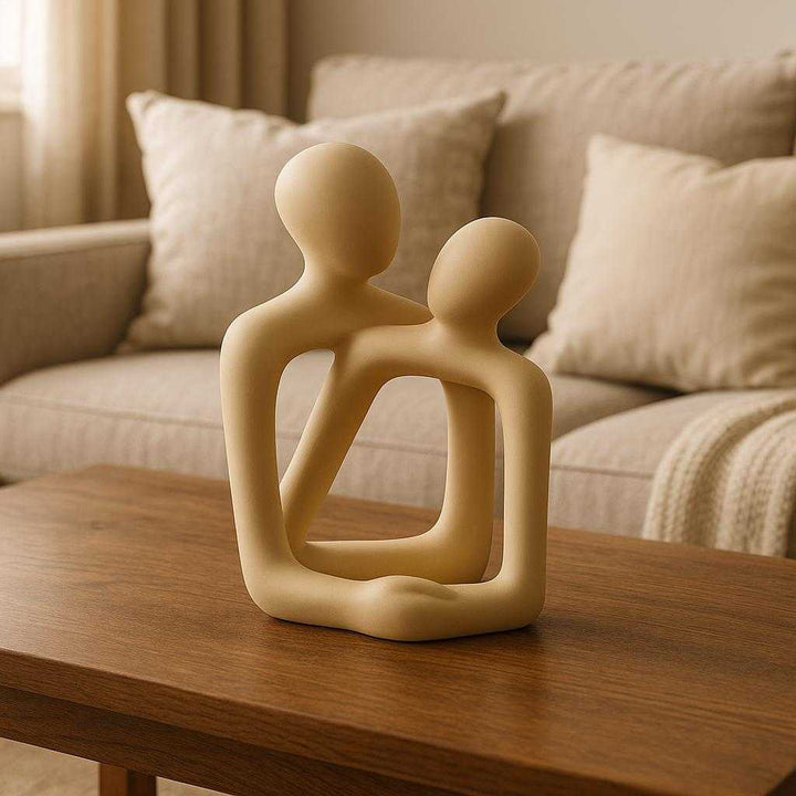 Kærlighedsfigur i Minimalistisk Design - Professionel Abstrakt Skulptur i Keramik, Lys Beige: A realistic cozy living room setting where the product is properly grounded on a wooden coffee table, being naturally placed as the centerpiece of a sophisticated decor arrangement.