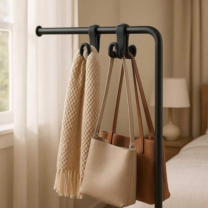 Kroge til ekstra ophæng: Pladsbesparende løsning til garderoben i sort plast: A different realistic bedroom setting where the product is securely positioned on a standing valet rod, being used to hang accessories like scarves and bags naturally.