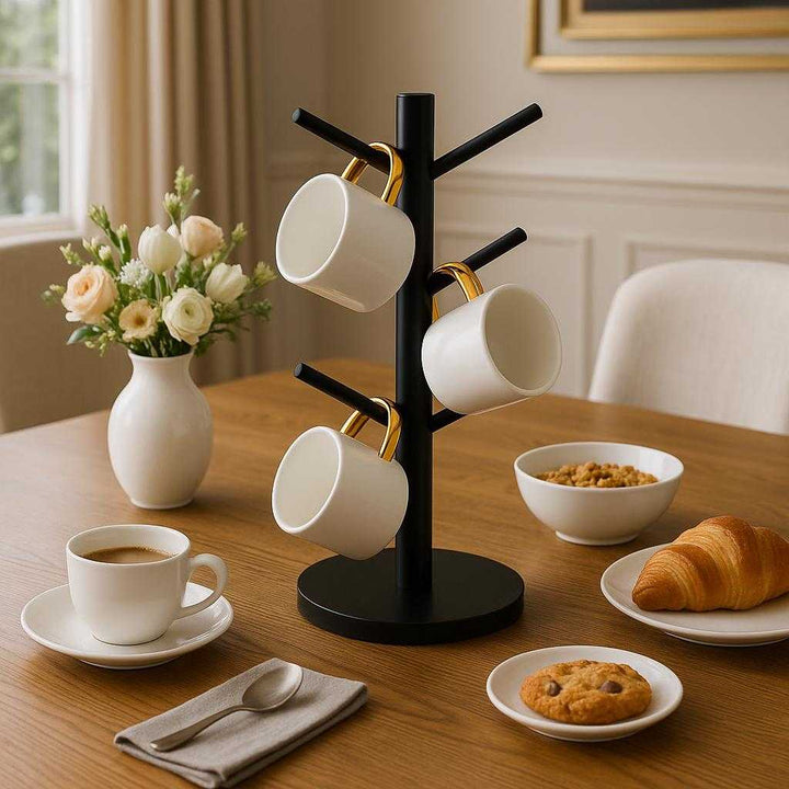 Krusstativ i Sort Metal - Professionelt, Elegant og Pladsbesparende Design til Moderne Hjem. An elegant dining room setup features the black metal mug holder as a centerpiece on a wooden table, surrounded by breakfast items and a vase of fresh flowers, creating a sophisticated morning ambiance.