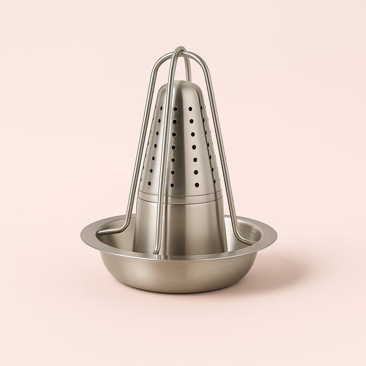 Enhanced Kyllingestativ i Rustfrit Stål – Professionel Madlavning med Avanceret Design. The sleek stainless steel chicken roaster is displayed on an outdoor grill during a sunny backyard barbecue, highlighting its appealing design and durability with smiling guests around.