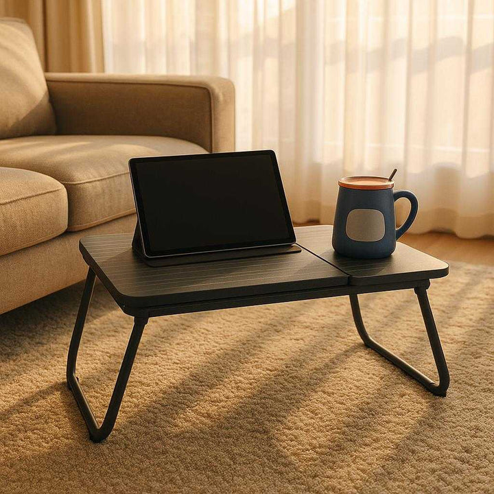 Laptopbord i metal, træ og plastik - Sort, Hvid - Bærbar og Ergonomisk: A different realistic living room environment where the laptop table is securely positioned on a plush carpet in front of a modern sofa.