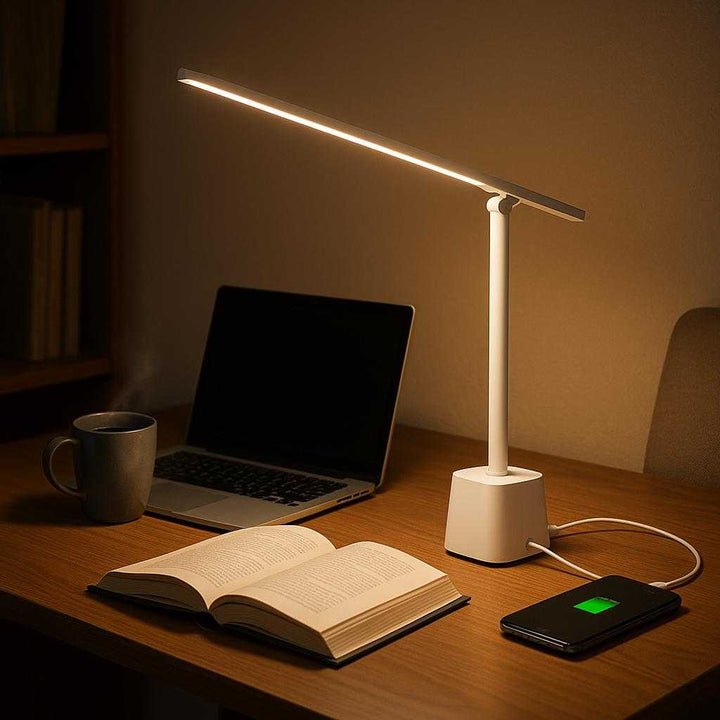 Ledlæselampe med justerbar arm og USB-opladning - Moderne og kompakt design i hvid eller sort: A cozy home office setting, where the LED reading lamp with an adjustable arm is positioned on a sleek wooden desk next to a laptop and a steaming mug of coffee.
