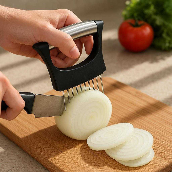 Løgskærer med Præcisionsholder - Rustfrit Stål, Sikker Skæring og Beskyttelsesgreb: A realistic kitchen setting where the product is properly grounded on a wooden chopping board, being actively used by a person's hand holding it firmly as they slice through an onion.