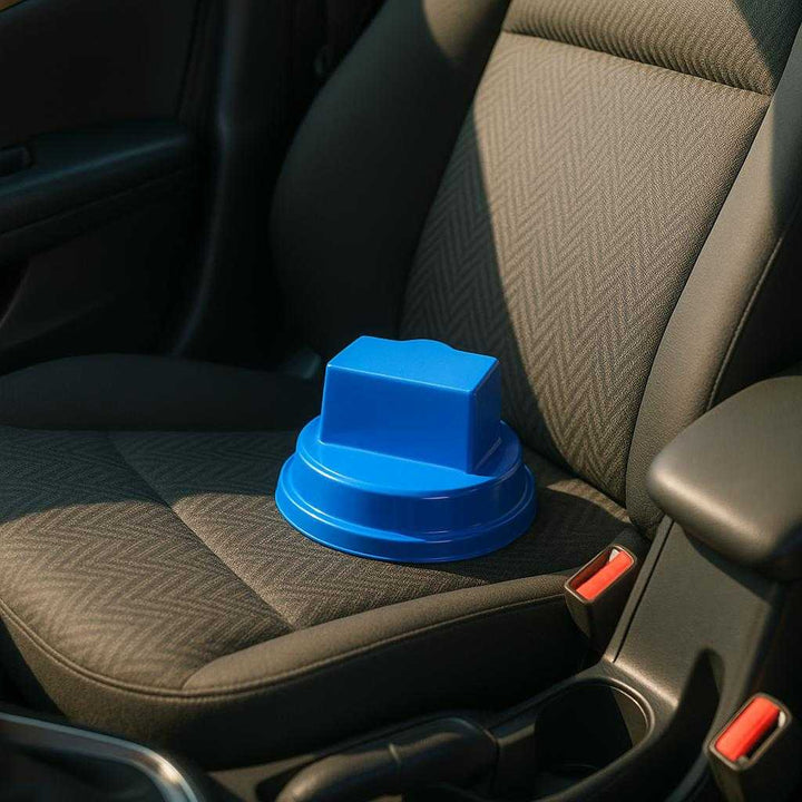 Lækagesikring Engangs Brækpose til Hjemmet - Blå, Lilla, Orange Farver: A different realistic car interior scene where the product is securely positioned on the passenger seat, being placed naturally for emergency use.