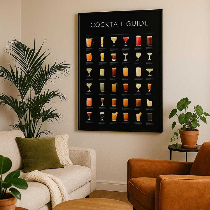 Lærredsbillede Cocktail Guide – Professionel Vægdekoration i Høj Kvalitet til Bar & Hjem. A stylish living room setting with the cocktail guide elegantly framed and hung on the wall, surrounded by lush plants and cozy seating, creating a sophisticated ambiance for entertaining guests.
