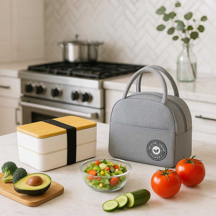Madkassetaske med Termotaske og Todelt Madkasse - Hvid & Sort, Avanceret Funktionalitet. The stylish lunch box and thermal bag are displayed on a modern kitchen countertop, ready for a day of easy and organized meal prep with fresh ingredients surrounding them.