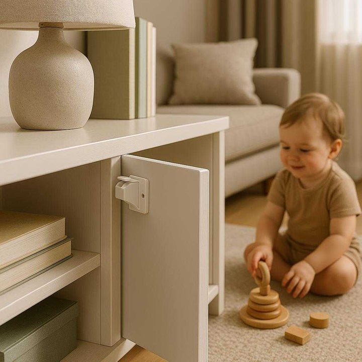 Magnetiske skabslåse i plastik og magnet, nem installation, skjult design, 12 'stk.', god kvalitet: A different realistic living room setting where the magnetic cabinet locks are securely positioned on a low shelf.