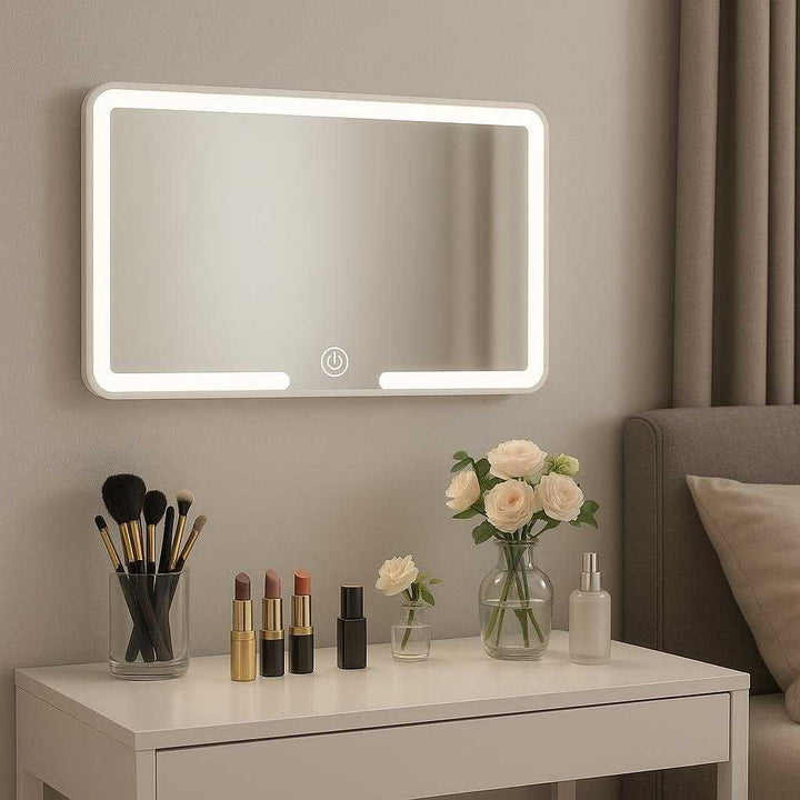 Makeupspejl med LED Lys og Touchfunktion - Ultratyndt og Let Design i Hvid og Sølv: A chic vanity setup in a modern bedroom, where the ultrathin makeup mirror with LED lights and touch function is elegantly mounted above a sleek white table.