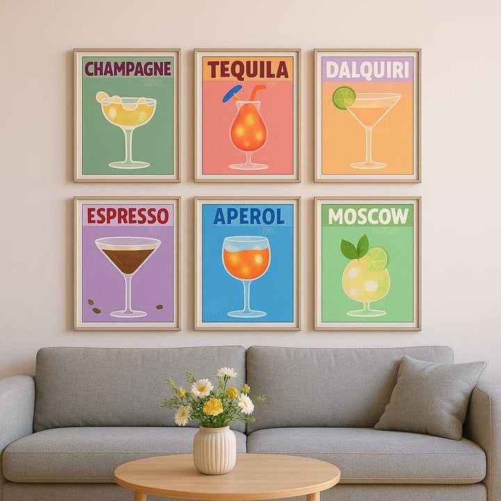 Malerisæt med farverige drinksplakater - Moderne og kreativ vægdekoration til hjemmet eller baren. A cozy living room with the colorful drinks posters hanging stylishly on a pastel wall, complemented by a modern grey sofa and a coffee table with a vase of fresh flowers, conveying a chic and artistic decoration style.