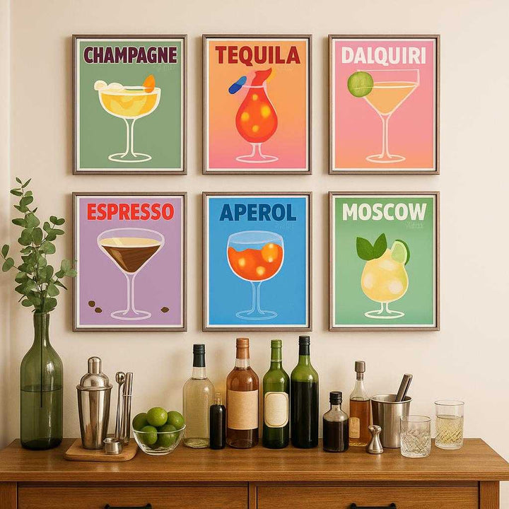 Malerisæt med farverige drinksplakater - Moderne og kreativ vægdekoration til hjemmet eller baren. A vibrant home bar setup featuring the colorful drinks posters neatly arranged on the wall above a wooden bar counter stocked with cocktail-making tools and various bottles, creating a lively and inviting atmosphere.