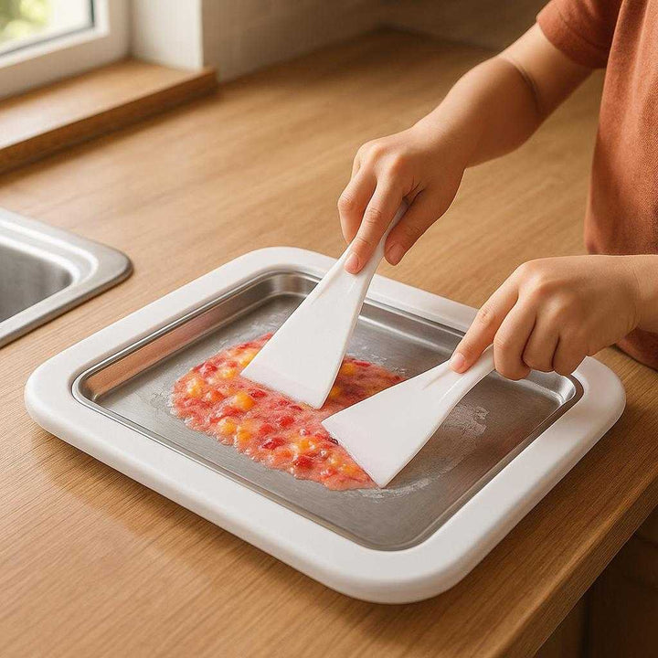 Maskine til Hjemmelavede Isruller - Ingen Strøm Nødvendig, Perfekt til Børn og Dessertelskere: A realistic kitchen setting where the ice roll maker is properly grounded on a wooden kitchen countertop, being actively used by a child's hands to spread a colorful fruit mixture on the surface.