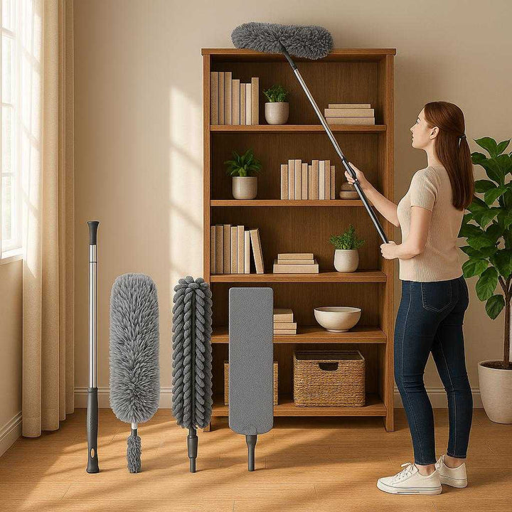 Mikrofiber støvklud med teleskopisk stang og udskiftelige hoveder - Grå, Hvid og Blå: A realistic living room setting where the product is properly grounded on a hardwood floor, being actively used by a person to dust the top of a high bookshelf.