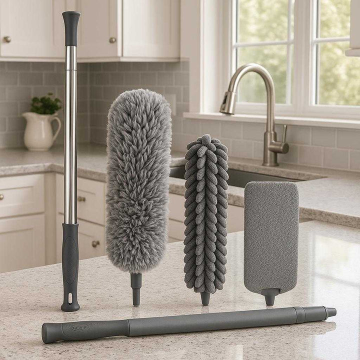 Mikrofiber støvklud med teleskopisk stang og udskiftelige hoveder - Grå, Hvid og Blå: A different realistic kitchen environment where the product is securely positioned on a countertop, being naturally placed while drying after cleaning.