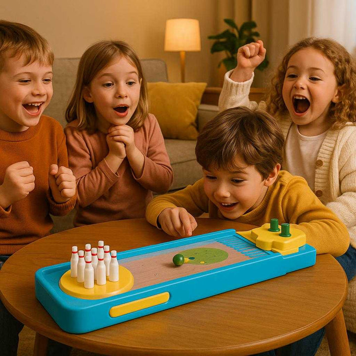 Minibowlingbane i blå og gul - Kompakt og nem at opsætte for sjov indendørs leg. In a cozy living room setting, children excitedly gather around the blue and yellow mini bowling game, cheering as a player launches a ball towards the pins, with a couch and a coffee table visible in the background.