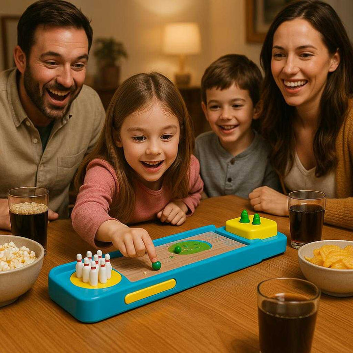 Minibowlingbane i blå og gul - Kompakt og nem at opsætte for sjov indendørs leg. On a family game night, the compact mini bowling game is playfully set on a dining table, surrounded by snacks and drinks, as parents and children take turns to bowl, laughing and enjoying the friendly competition.