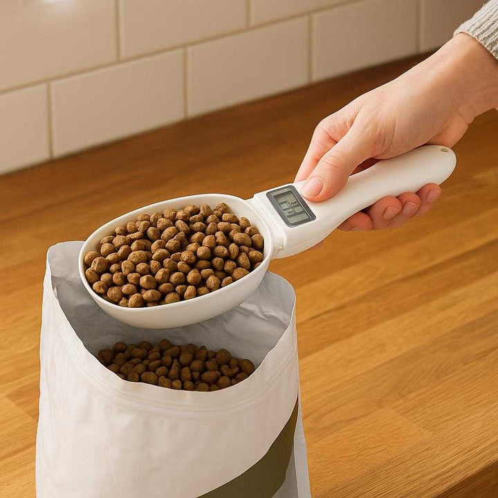 Måleske med Digital Vægt - Præcis Portionsmåler til Kæledyrsfoder i Moderne Hvid Farve: A realistic kitchen setting where the product is properly grounded on a wooden countertop, being actively used by a person to scoop pet food from a bag.