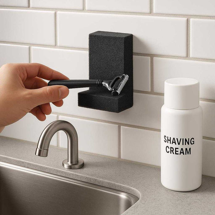 Moderne Skægfjerner til Vasken – Effektivt Net med Sugekopper til Barbering: A different realistic setting in a modern kitchen, where the Moderne Skægfjerner is securely positioned on a tiled wall above a kitchen sink.