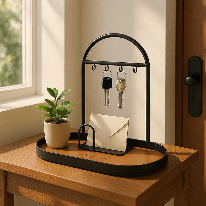 Nøgleholder med Bakke i Sort Metallisk Finish - Elegant Organizer til Entré eller Kontor, Moderne Design: A realistic hallway entrance setting where the Nøgleholder med Bakke i Sort Metallisk Finish is properly grounded on a wooden console table near the entrance door.