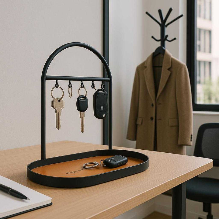 Nøgleholder med Bakke i Sort Metallisk Finish - Elegant Organizer til Entré eller Kontor, Moderne Design. The elegant black metallic key holder is creatively utilized in a modern office entrance, with keys and small accessories neatly arranged, and a stylish coat rack in the background.