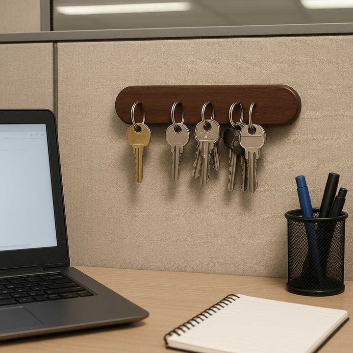 Nøglenøgleholder i træ - Moderne og pladsbesparende design til hjemmet eller kontoret - Tilgængelig i Mørke brun og Naturlig træfarve: A different realistic office setting where the wooden key holder is securely positioned on a cubicle wall, being used to organize multiple office keys.