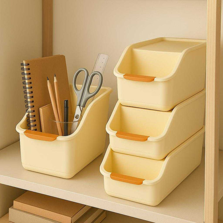 Opbevaringsboks i Plast med Låg - Smart, Stabelbar og Høj Kvalitet til Hjemmet. The smart, stackable plastic storage box is neatly organized on a shelf in a home office, holding various stationery items, with other boxes stacked beside it.