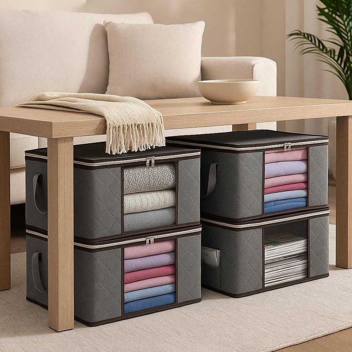Opbevaringskasser i moderne design - Grå, 6 stk, rummelige og foldbare til optimal organisering: A different realistic living room setting where the product is securely positioned under a coffee table, being used to store throws and magazines.