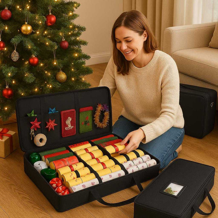 Opbevaringstaske i Sort med Rum og Lynlås – Professionel og Høj Kvalitet til Gavepapir. The professional black storage bag, unzipped and filled with organized gift wrap and ribbons, sits on a living room floor next to a decorated Christmas tree, with a family member choosing wrapping materials.