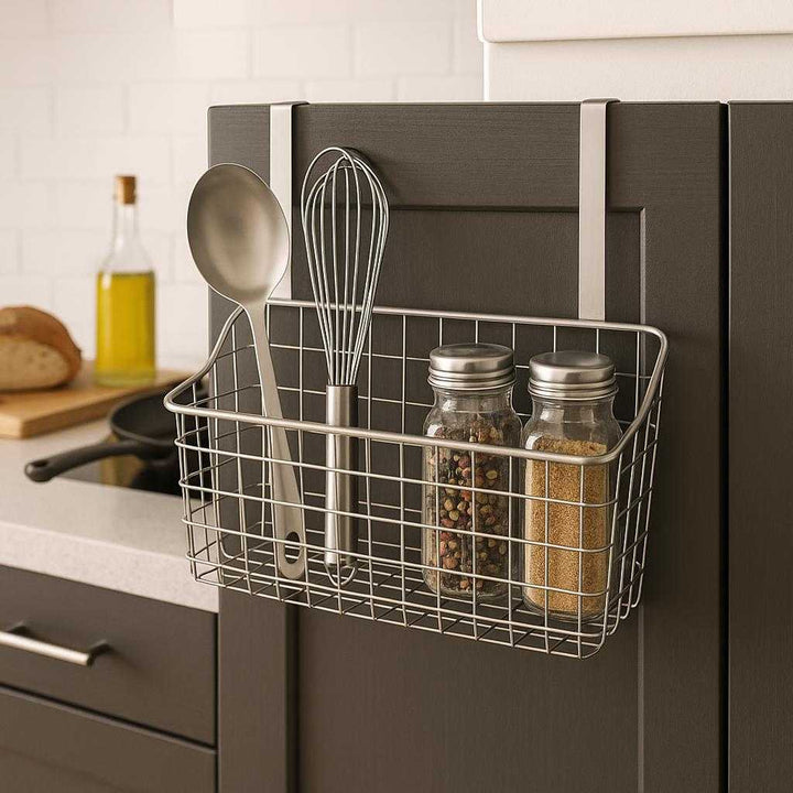 Ophængskurv i Metal – Professionel, Høj Kvalitet og Elegant Design til Praktisk Opbevaring. The metal hanging basket is securely mounted on a modern kitchen cabinet door, neatly holding cooking utensils and spices against a backdrop of a bustling kitchen scene.