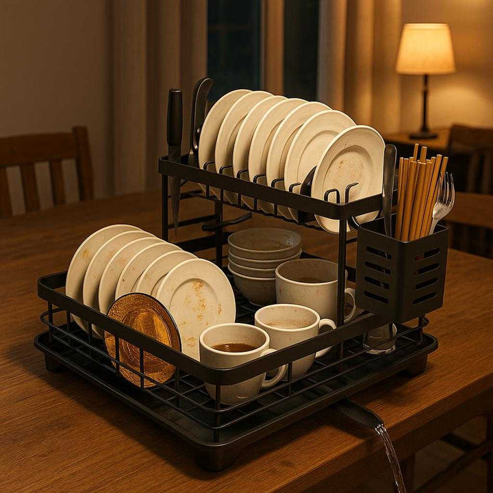 Opvaskestativ i stål med to niveauer – Sort og hvid variant til rådighed med effektiv tørring og organiseret opbevaring: A different realistic dining room setting where the product is securely positioned on a wooden dining table, being left naturally after a family dinner.