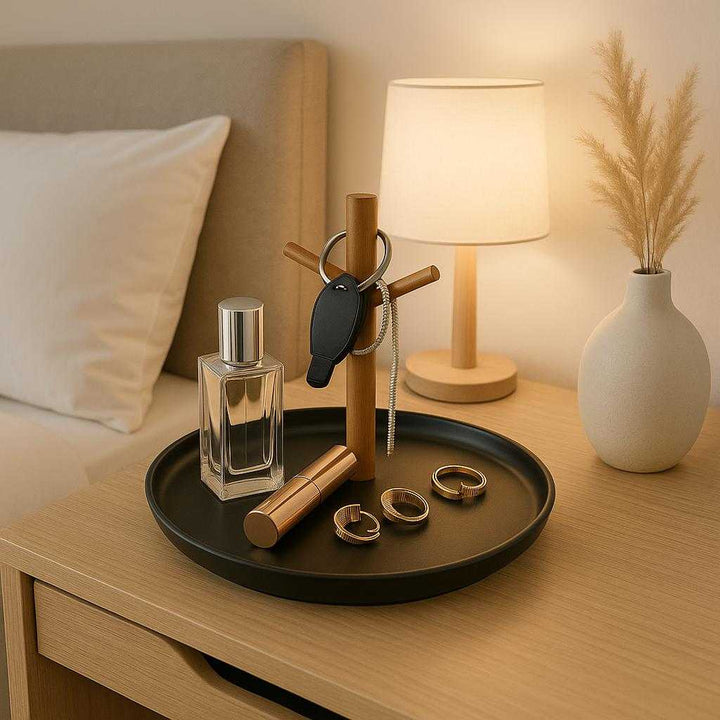 Organiseringsbakke i Træ og Metal - Stilren Opbevaring til Nøgler, Smykker og Hverdagsessentials. In a minimalist bedroom setting, the sleek organizer tray sits on a vanity, showcasing jewelry and everyday essentials alongside a decorative vase and soft lighting.