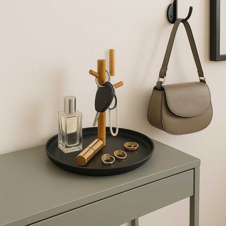 Organiseringsbakke i Træ og Metal - Stilren Opbevaring til Nøgler, Smykker og Hverdagsessentials. The elegant wooden and metal organizer is placed on a modern entryway table, neatly holding a set of keys, rings, and a small bottle, with a stylish handbag hanging on a nearby hook.