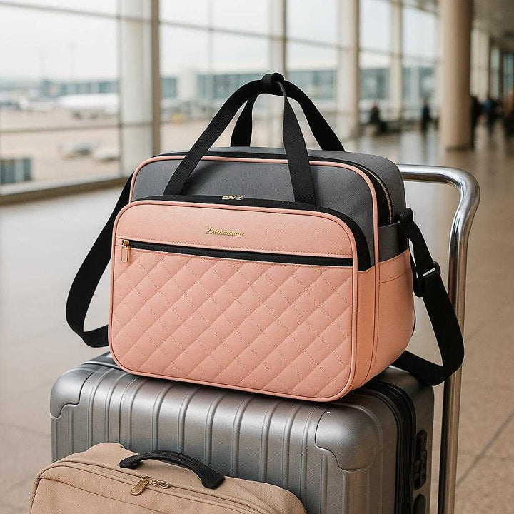 Parent Taske i Polyester med Stor Kapacitet og Flere Rum - Sort, Grå, Lyserød Grå - 38x30x18cm: A different realistic airport setting where the bag is securely positioned on a luggage trolley, being naturally placed among other travel items.