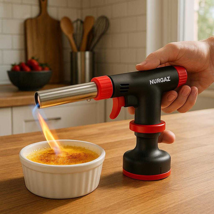Præcisionsflamme Professionel Gasbrænder - Sort/Mat - Metal til Madlavning & Kreativ Brug: A realistic modern kitchen setting where the gas torch is properly grounded on a wooden countertop, being actively used by a hand to caramelize the top of a crème brûlée.