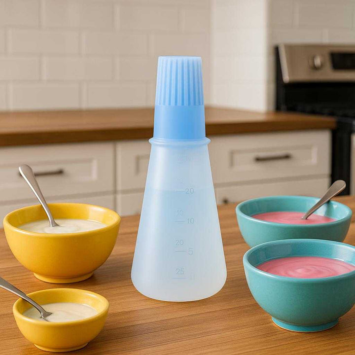 Professionel Bagepensel med Beholder i Grøn, Blå, Lyserød, Orange, Rød – Avanceret Køkkenredskab. The advanced kitchen tool sits on a wooden countertop next to colorful bowls of glaze, showcasing its versatility in a polished, modern kitchen.