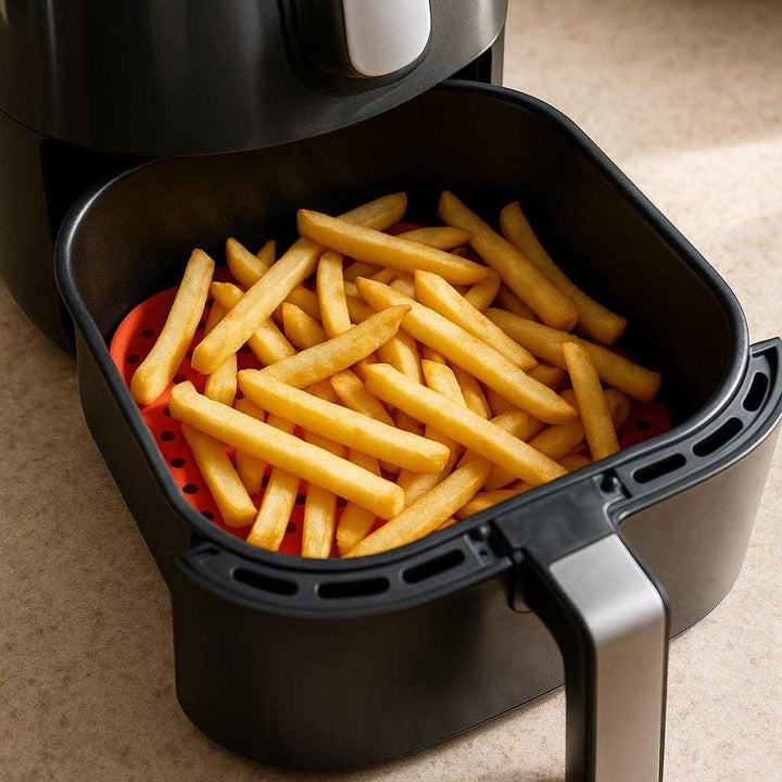 Professionel Silikone Indsats til Airfryer for Optimal Madlavning og Nem Rengøring: A realistic kitchen setting where the silicone insert is properly grounded inside the basket of an air fryer, actively being used to prepare a batch of golden French fries.