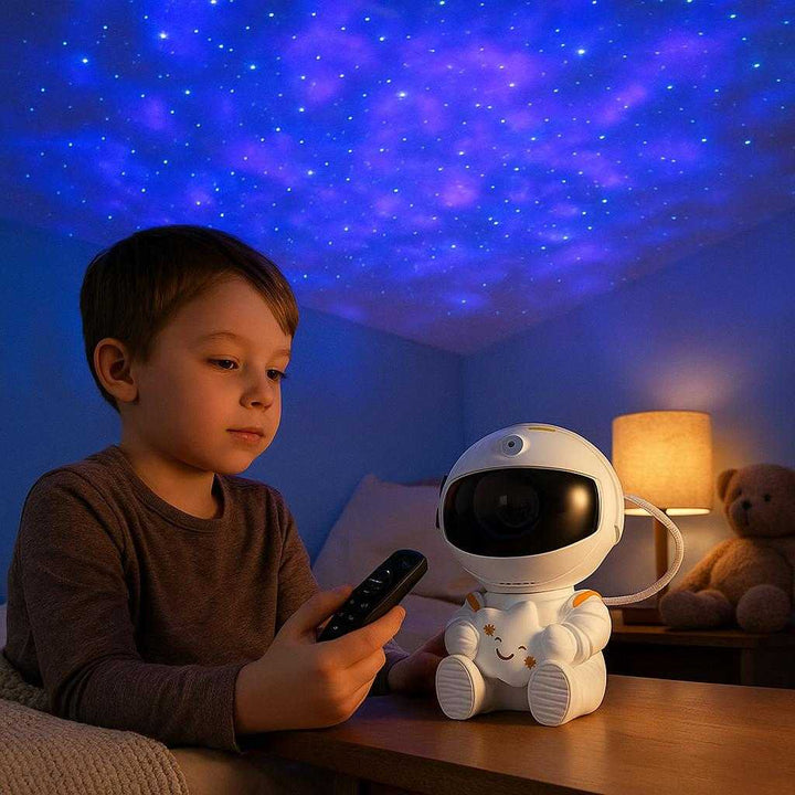 Professionel Stjernehimmel Lampe – Astronaut Projektor med Fjernbetjening og Farveskift: A realistic children's bedroom where the Astronaut Projector is properly grounded on a bedside table, being actively used by a child before bedtime.