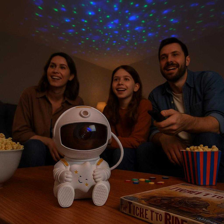 Professionel Stjernehimmel Lampe – Astronaut Projektor med Fjernbetjening og Farveskift: A different realistic living room setting where the Astronaut Projector is securely positioned on a coffee table during a family movie night.