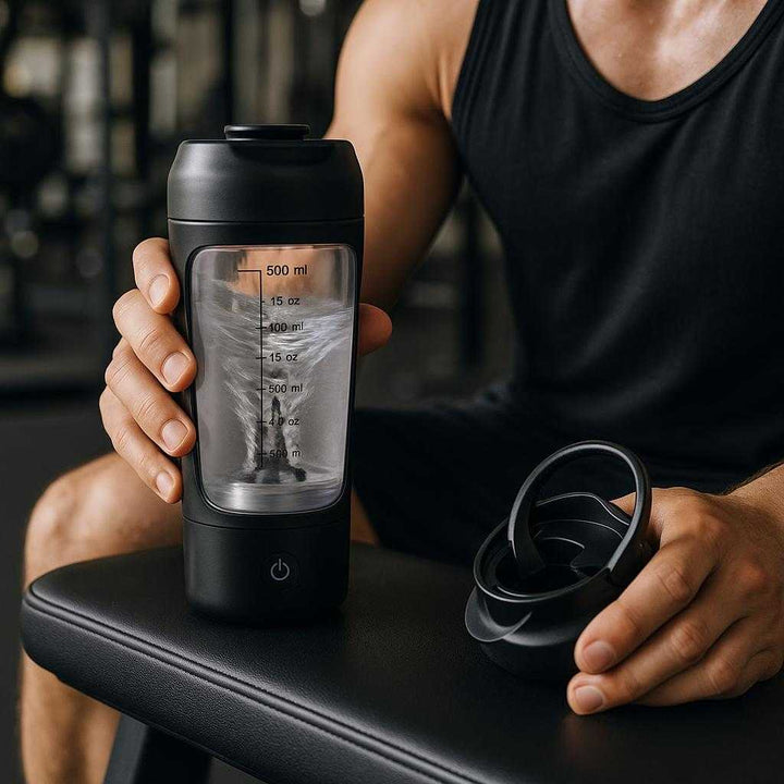 Protein Shaker med Automatisk Mixer – Høj Kvalitet Genopladelig Elektrisk Drikkeflaske i Sort Design: A realistic gym setting where the protein shaker is properly grounded on a workout bench, being actively used by a person who is preparing a protein shake post-workout.