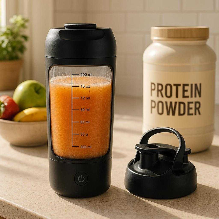 Protein Shaker med Automatisk Mixer – Høj Kvalitet Genopladelig Elektrisk Drikkeflaske i Sort Design: A different realistic kitchen setting where the protein shaker is securely positioned on a countertop, being naturally placed next to a bowl of fresh fruit and a container of protein powder.
