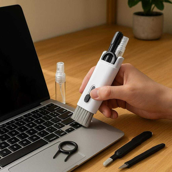 Rengøringsværktøj Professionelt til Elektronik - Høj Kvalitet og Bærbart Design til Hjemmet: A realistic home office setting where the Rengøringsværktøj Professionelt til Elektronik is properly grounded on a wooden desk, being actively used by a person to clean a laptop keyboard.