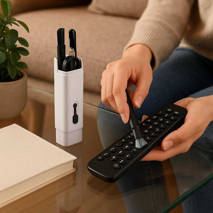 Rengøringsværktøj Professionelt til Elektronik - Høj Kvalitet og Bærbart Design til Hjemmet: A different realistic living room setting where the Rengøringsværktøj Professionelt til Elektronik is securely positioned on a glass coffee table, being used naturally to clean a TV remote control.